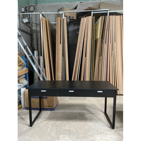 Bàn làm việc nhân viên chân sắt 60 x 1m6