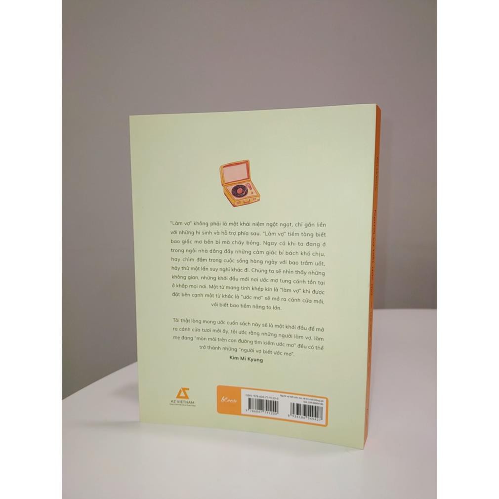 Sách - Người vợ biết ước mơ sẽ trẻ mãi không già [SkyBooks]