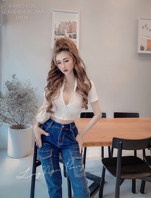 Áo croptop khoá ngực logo thêu