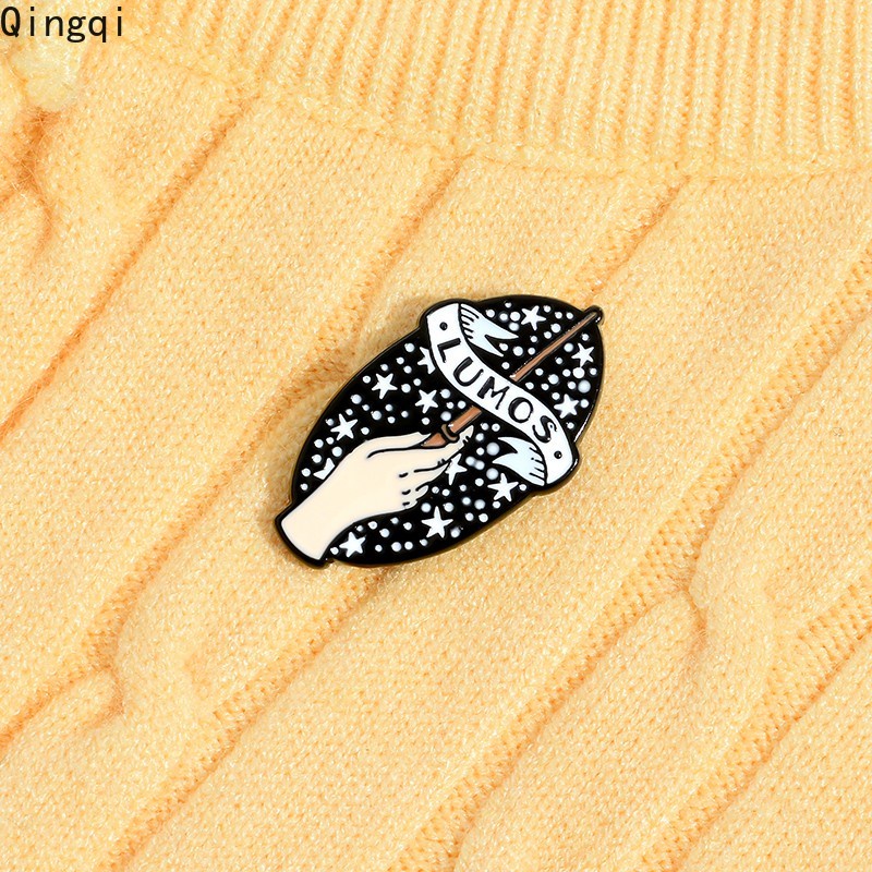 Ghim cài áo Miss Zoe hình đũa phép Lumos