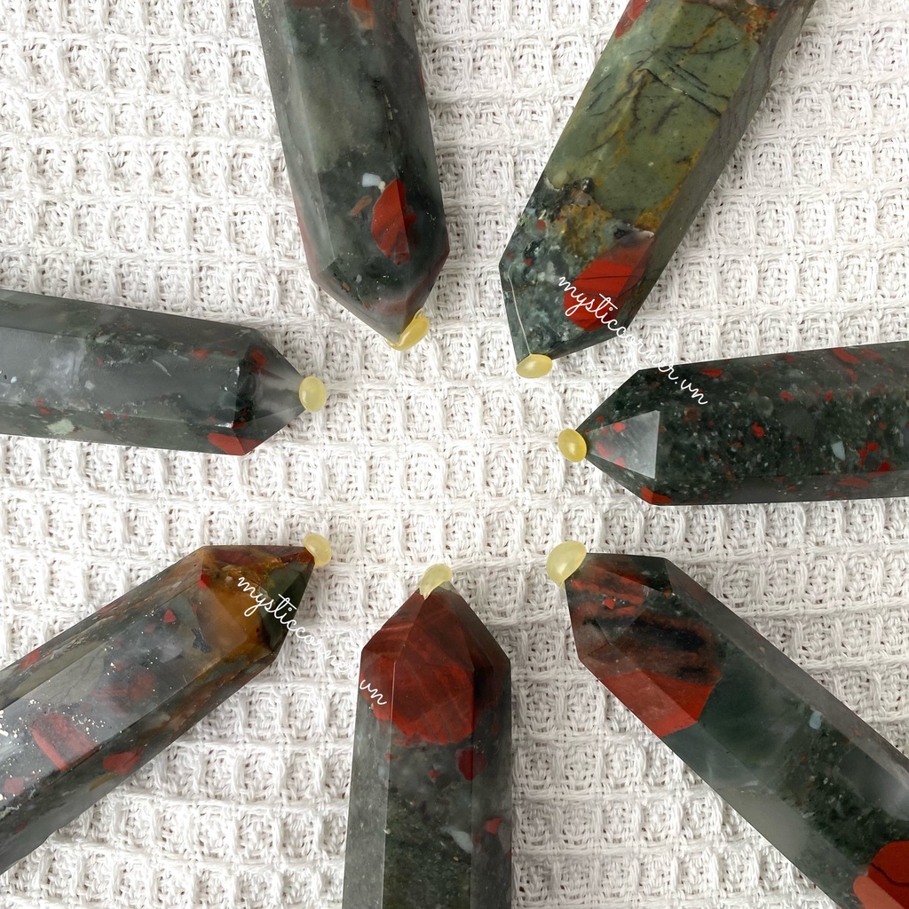 Trụ đá Bloodstone (huyết ngọc) dùng trong năng lượng, reiki, Tarot, phong thủy