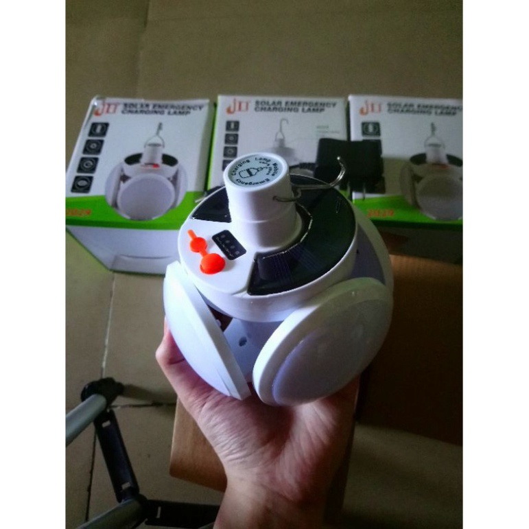 Đèn tích điện có tấm năng lượng mặt trời 4 cánh xoèFREESHIPBóng đèn led tích điện có sạc có móc treo tiện lợi