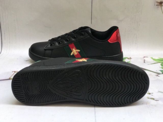 Giày thể thao con ong