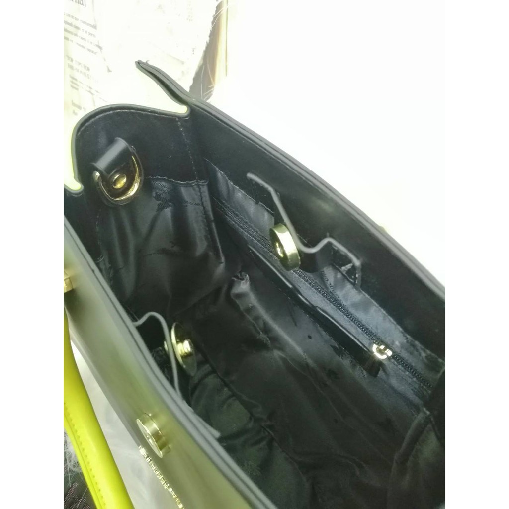 Túi cầm tay vuông màu vàng chanh phối đen PU. #RebeccaBonbon chó Bull Nhật Bản