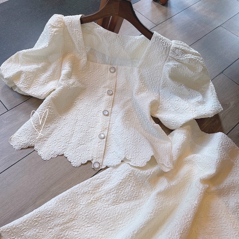 Set áo croptop tay ngắn cổ vuông với chân váy midi trắng