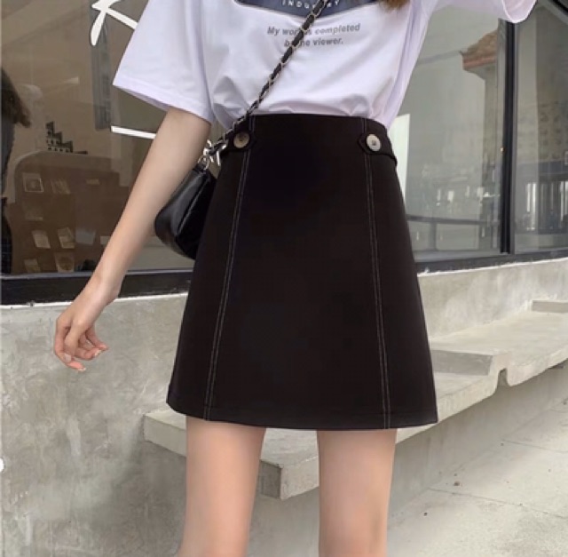 Chân váy chữ A trẻ trung trên gối có đường trần chỉ trắng phối cúc