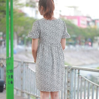 Váy bầu cổ V tay xòe nhẹ.