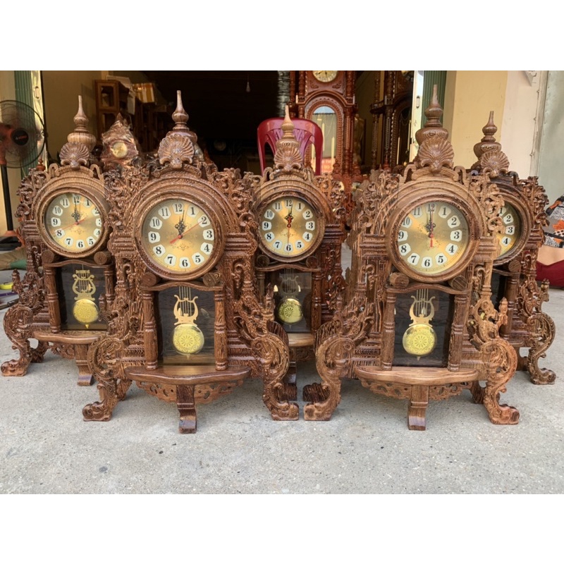đồng hồ để bàn chất liệu gỗ mun đuôi công vân siêu đẹp .