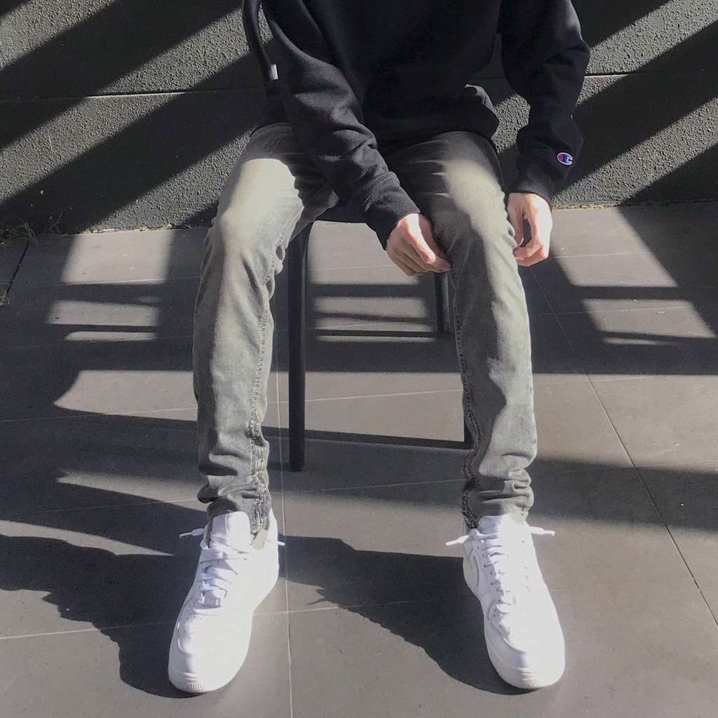 Quần jean nam cao cấp streetwear, màu wash bụi bậm có vếch xước nhẹ, form slimfit,  chất jean co giãn thoải mái.