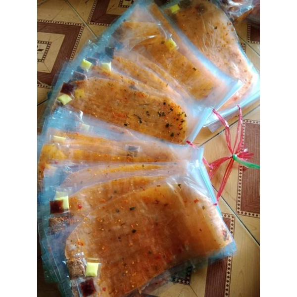 Bánh tráng xâu bơ me