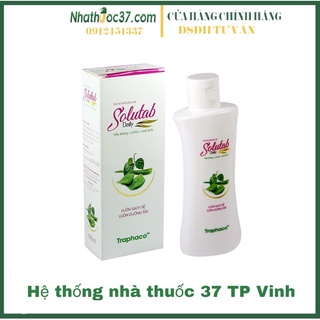 Dung dịch vệ sinh Solutab Traphaco với Trầu không, lô hội, acid lactic giúp làm sạch và giữ ầm cho vùng kín. Chai 100ml