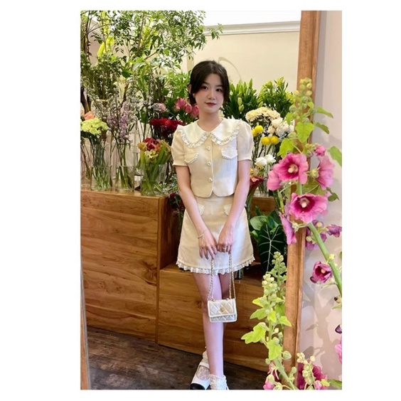 SET CROP BỐ DẠ CỔ SEN  + CHÂN VÁY VÀNG KEM