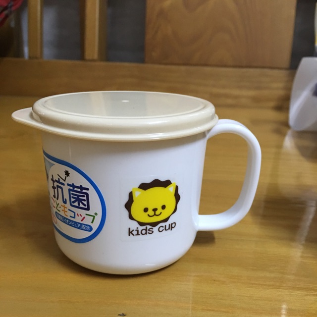 Ca uống nước có nắp đậy cho bé yêu Nhật