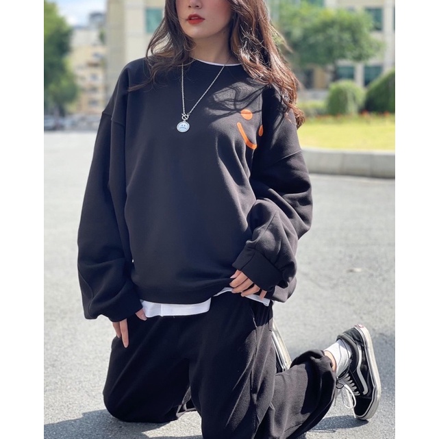 Áo nỉ cổ tròn logo mắt miệng cười đỏ TTA