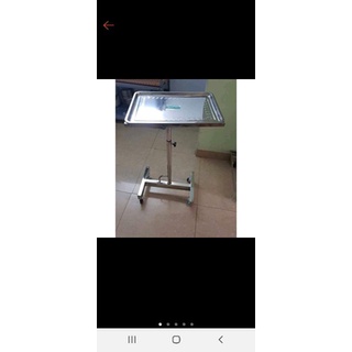 Bàn tuýt đựng dụng cụ phẫu thuật