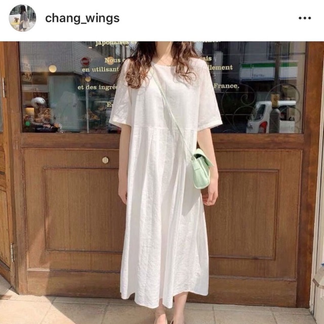 Váy đen hoa cúc dáng dài.