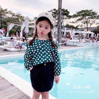 Áo chấm bi kèm váy jean cho bé