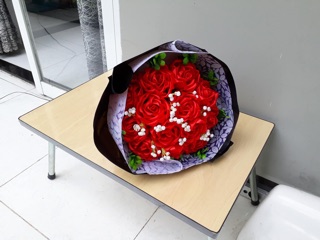 Bó hoa hồng ruy băng đỏ tròn
