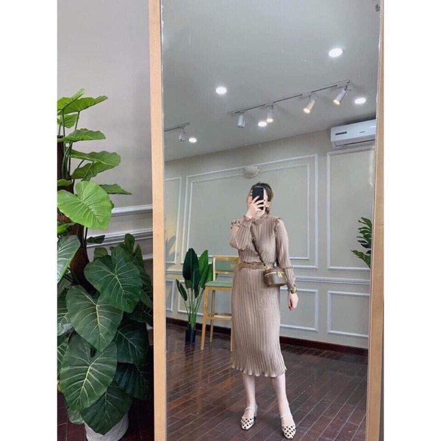 Váy xuông xếp li kèm đai