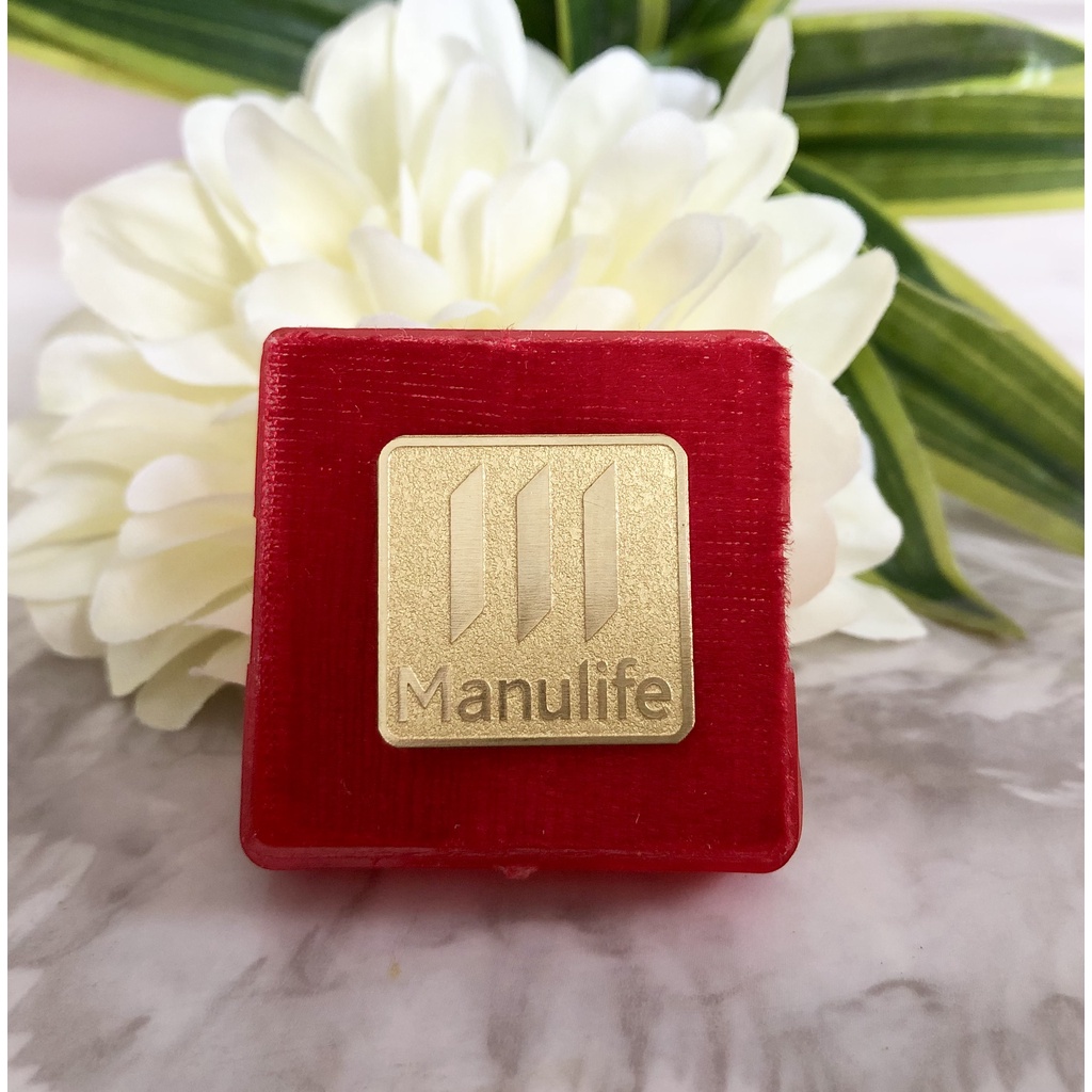 Huy hiệu cài áo logo Manulife bằng đồng cao cấp