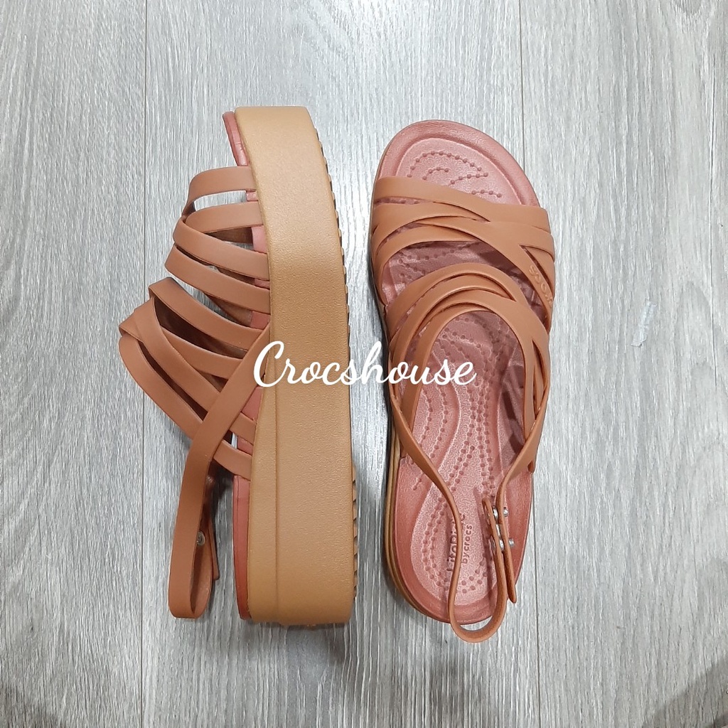 Sandal xuồng crocs brooklyn strappy 5 phân màu hồng, xăng đan cross đế xuồng nữ cao 5p - Crocshouse