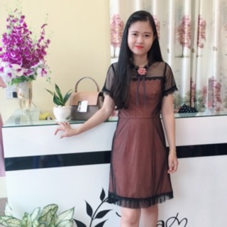 Váy ren hai lớp cài hoa nơ ngực