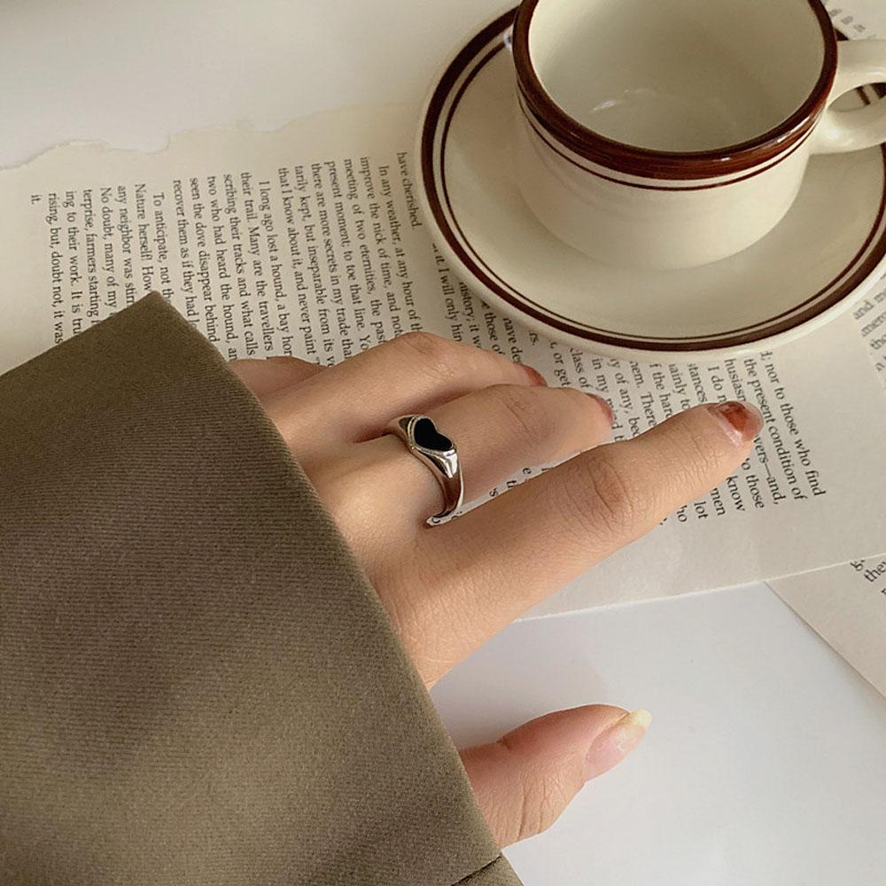 Nhẫn Kim Loại Hình Trái Tim Màu Đỏ Đen Phong Cách Punk Lãng Mạn