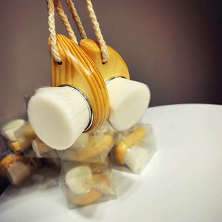 Cọ rửa mặt cán gỗ