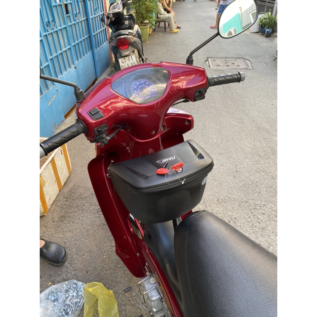 Thùng giữa Future 1, thùng givi G12N kèm bát gắn Future 1, hàng givi chính hãng, bảo hành 2 năm.