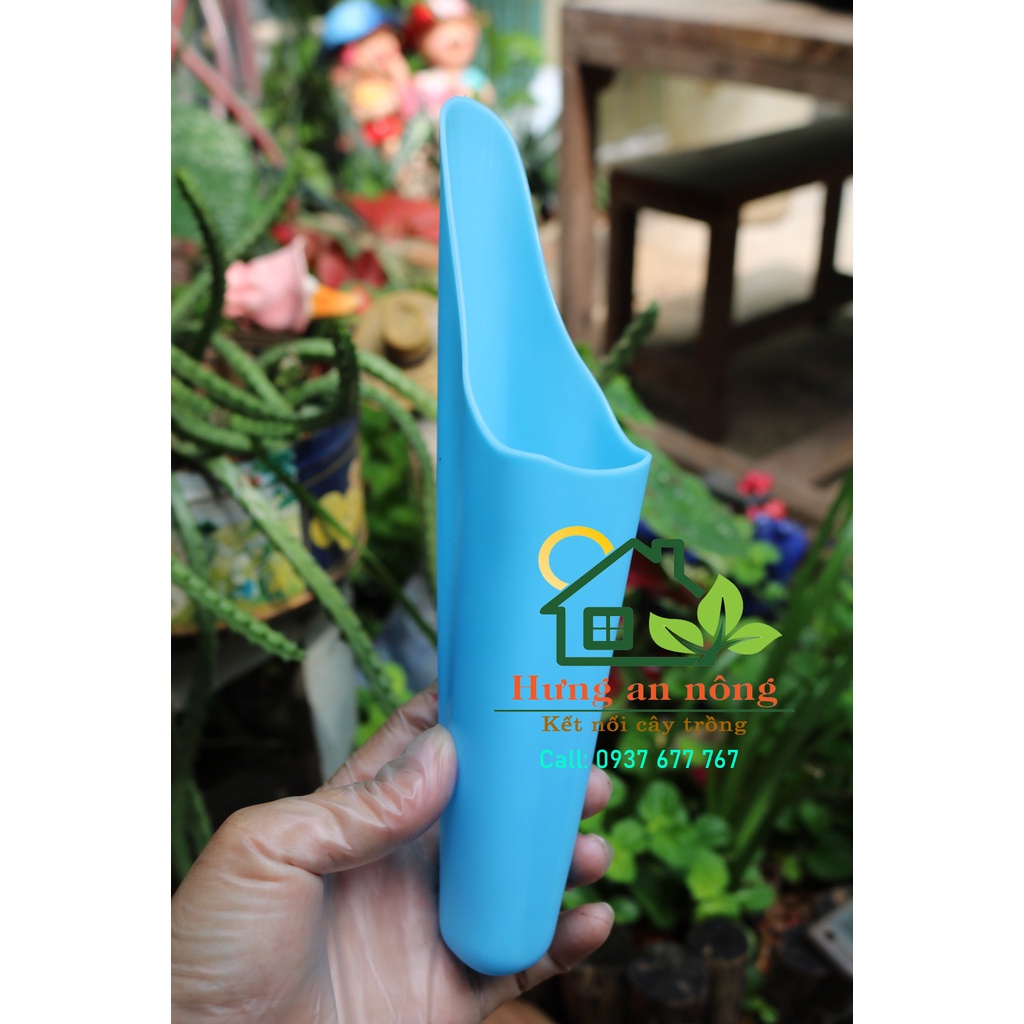 Lon dài xúc đất bón phân nhựa PP hỗ trợ làm vườn, size 23x4.5x5.5cm