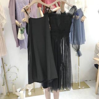 Váy ren cổ vuông