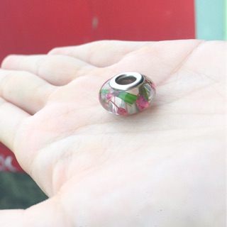 Hạt charm resin hoa nhí phối lá khô