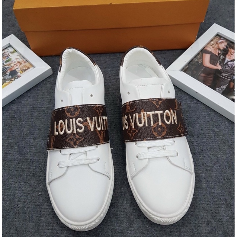 Giày thời trang nam đế trắng mũi tròn có hoạ tiết chữ ngang, Giầy nam phong cách hàn quốc btshop từ 38 đến 42