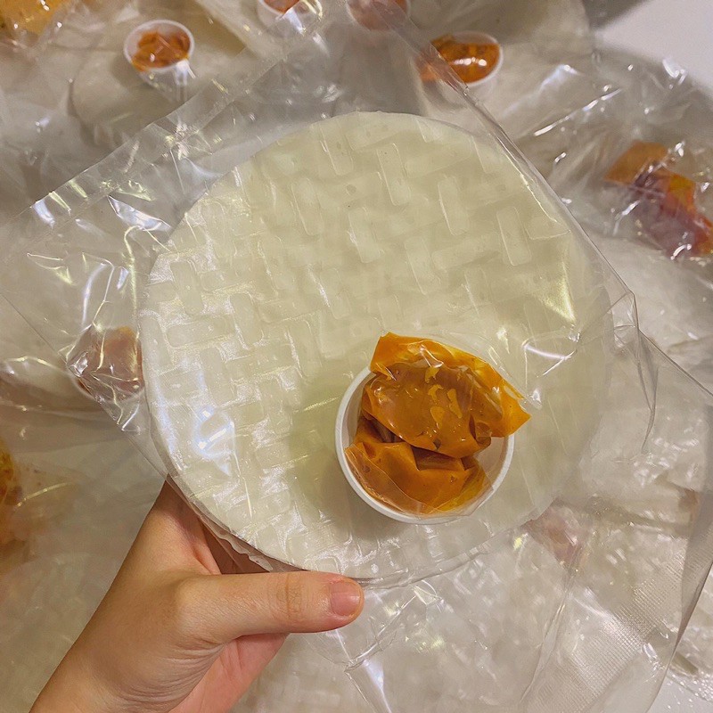 Bánh tráng chấm sốt thái