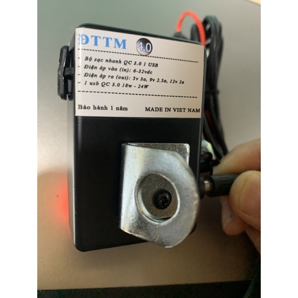 Sạc điện thoại gắn xe máy, sạc nhanh QC 3.0 24W, Có màn hình led, đi mưa kháng nước