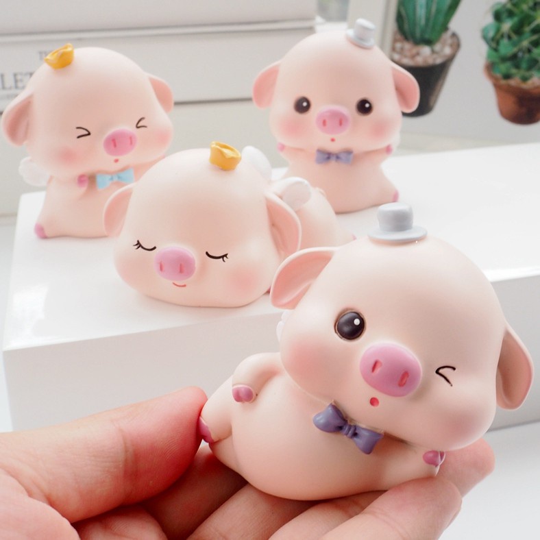 Chú heo đội mũ trang trí táp lô xe ô tô