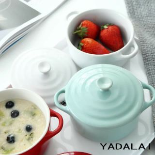 Chiếc nồi bằng sứ đựng đồ ăn, đồ bày bàn ăn