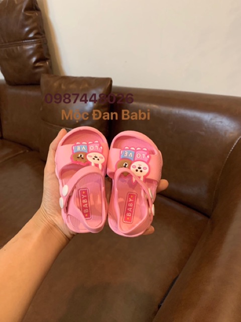 Sandal xốp có cúc bấm điều chỉnh