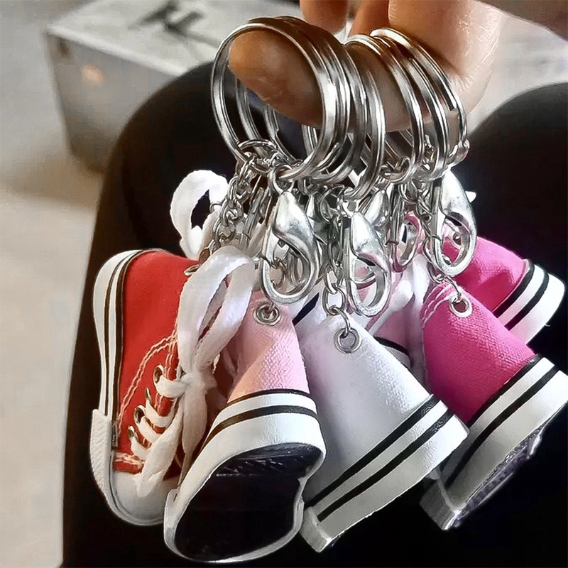 Móc khóa hình giày sneaker mini vải canvas tích hợp công dụng đệm lót chân chống xe đạp và xe máy