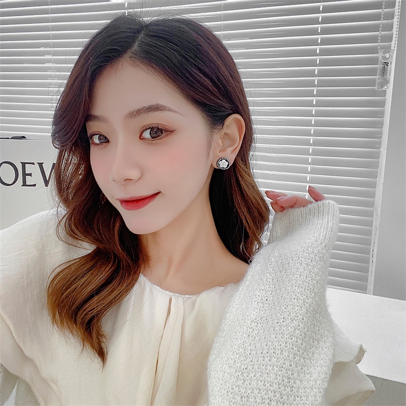 Khuyên tai kẹp không bấm lỗ chốt cố định K026 bằng hợp kim phủ màu hình bông hoa đính hạt trai dáng ngắn Leous