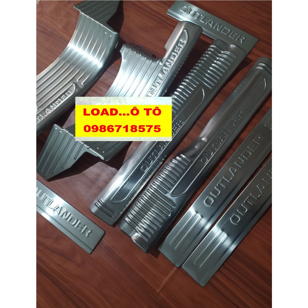 Ốp Bậc Cửa, Nẹp Bước Chân Xe Mitsubishi Outlander 2023-2018 Chất liệu Inox Cao Cấp