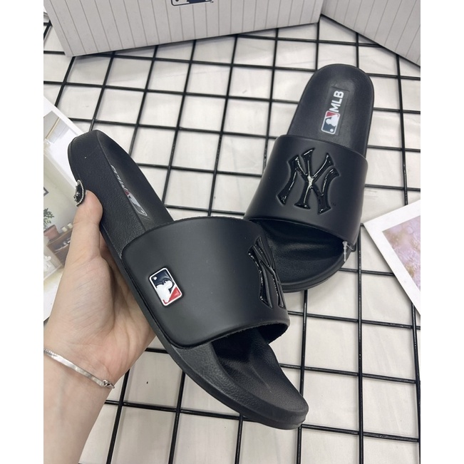 [CHÍNH HÃNG] DÉP NY MLB NỘI ĐỊA HÀN ĐEN LOGO NỔI MÀU ĐEN   - MLB UNISEX NAM NỮ (HÀNG CÓ SẴN) - CÓ BILL MUA HÀNG - PM003