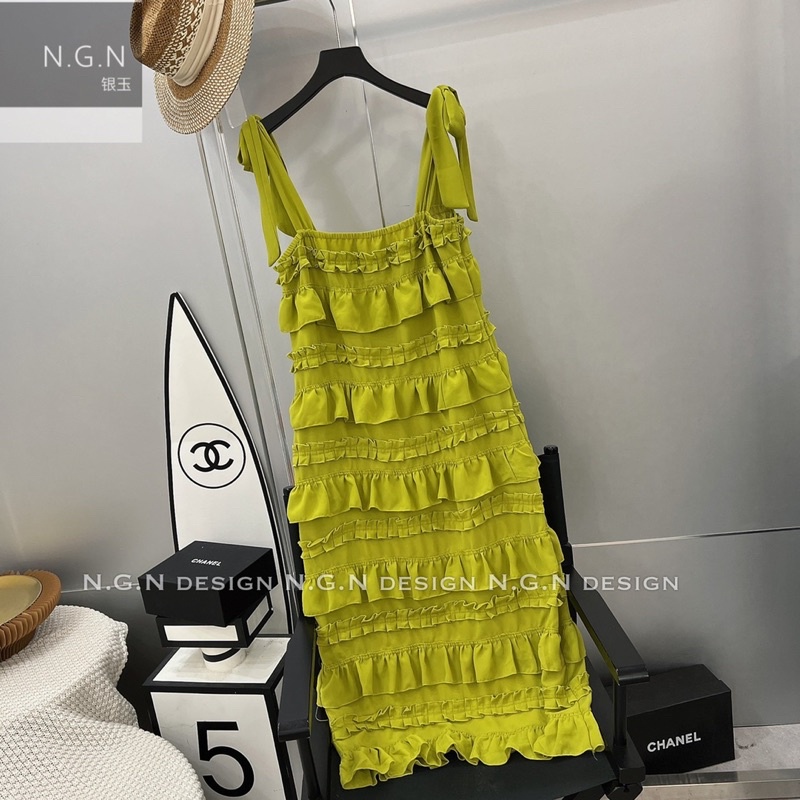 Váy xuông hai dây xếp tầng