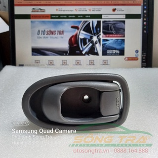 Tay mở cửa trong kia spectra