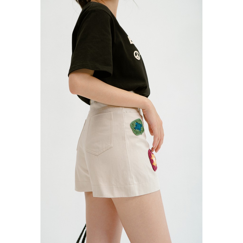 LIBÉ - Quần ngắn trên gối có đính các mảnh len làm thủ công trên sản phẩm. | BigBuy360 - bigbuy360.vn