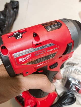 MÁY BẮN VÍT MILWAUKEE 2553