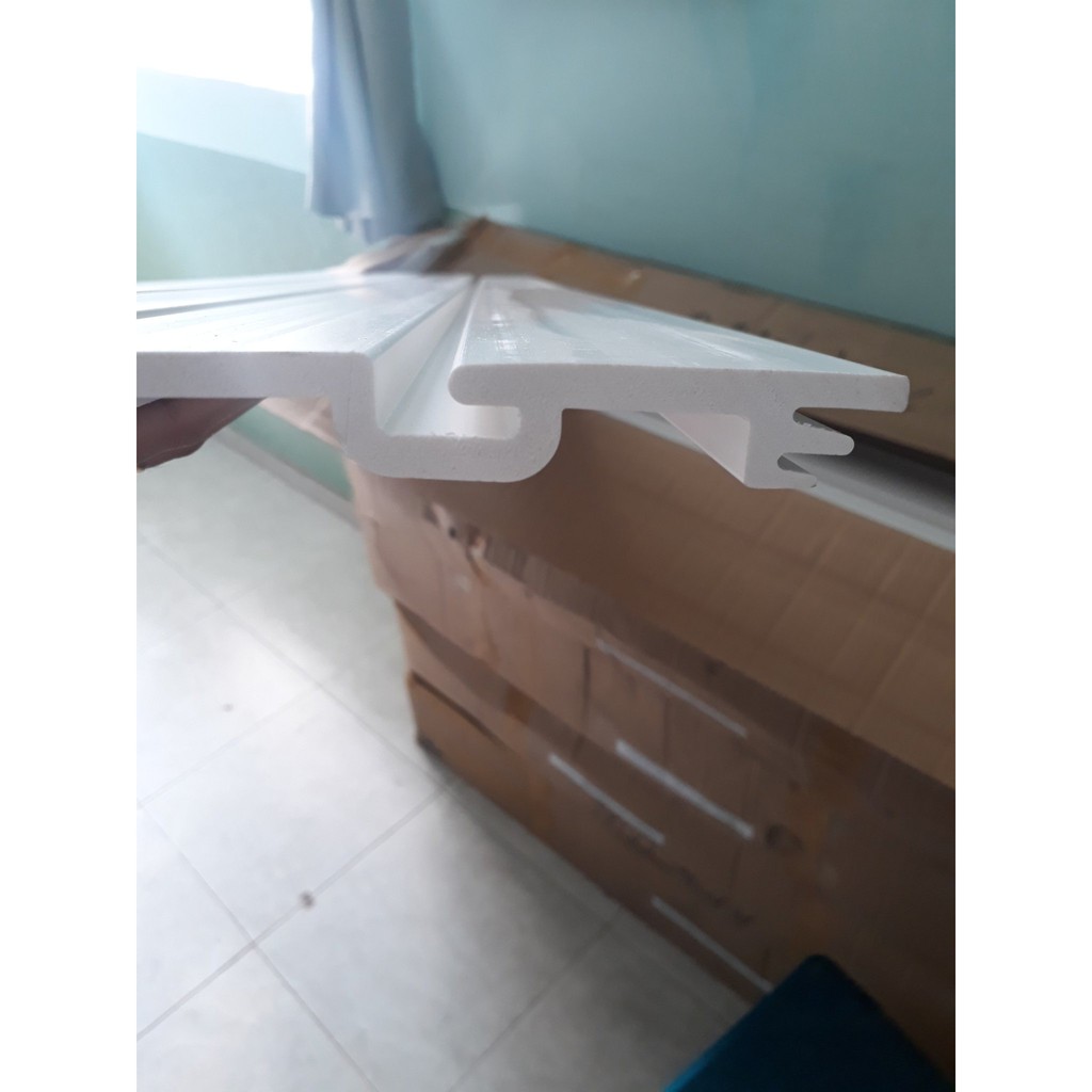 Tấm rãnh nhựa PVC treo hàng trưng bày
