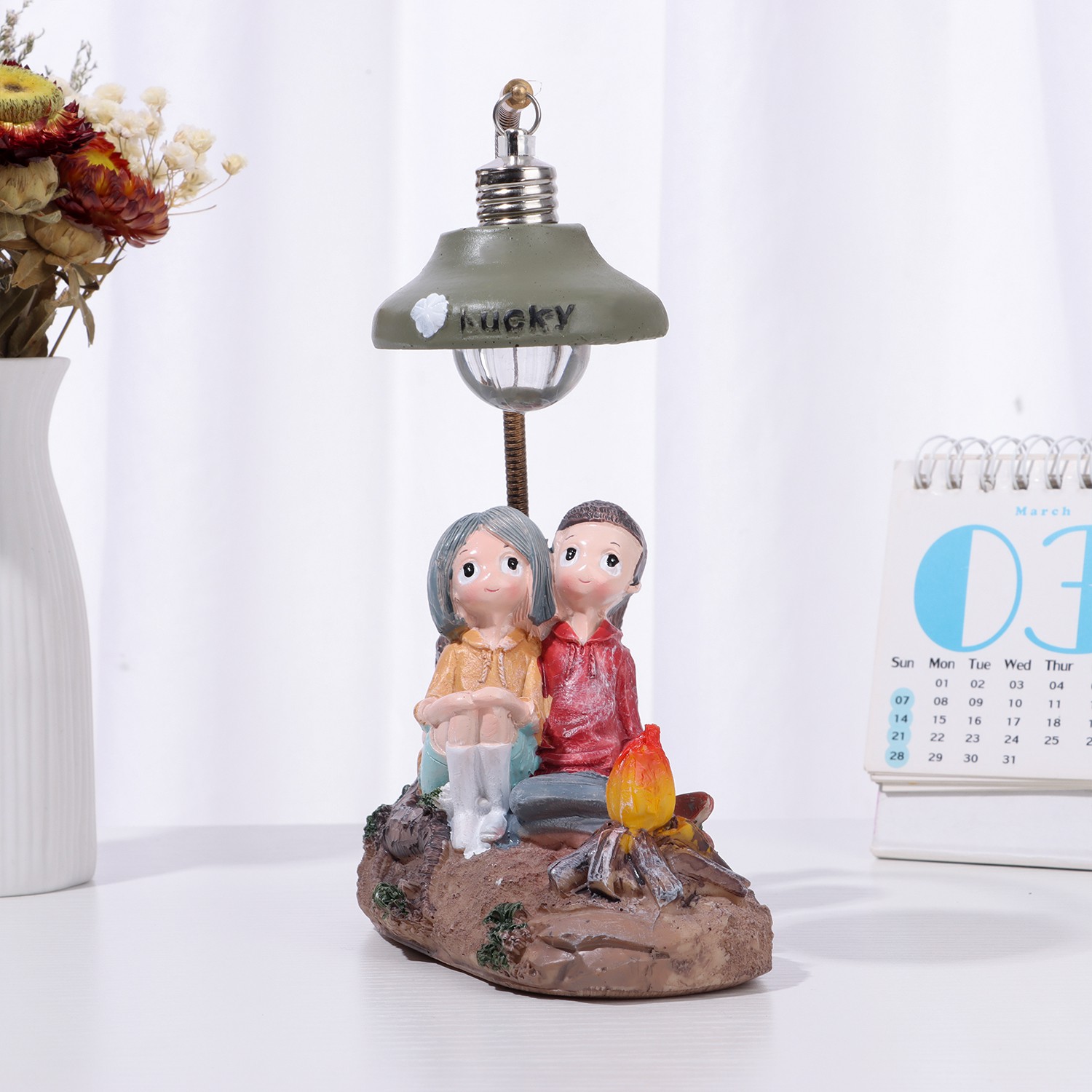 Tượng cặp đôi có đèn làm từ nhựa làm quà tặng kỷ niệm DAPHNE