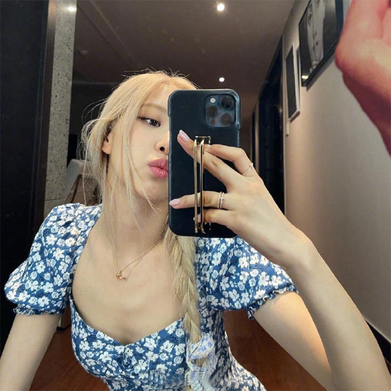 Set váy hoa nhỏ trắng xanh mùa hè và quần jean xanh Rose và Jisoo Blackpink