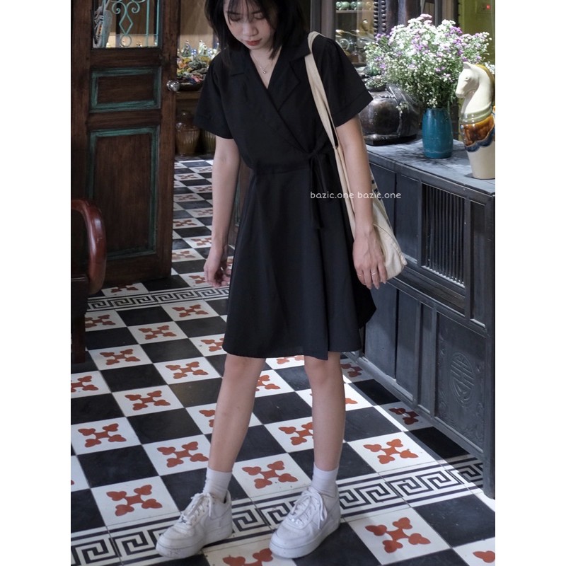 Váy cổ vest đắp chéo buộc nơ bên hông dáng ngắn Bazic one | BigBuy360 - bigbuy360.vn
